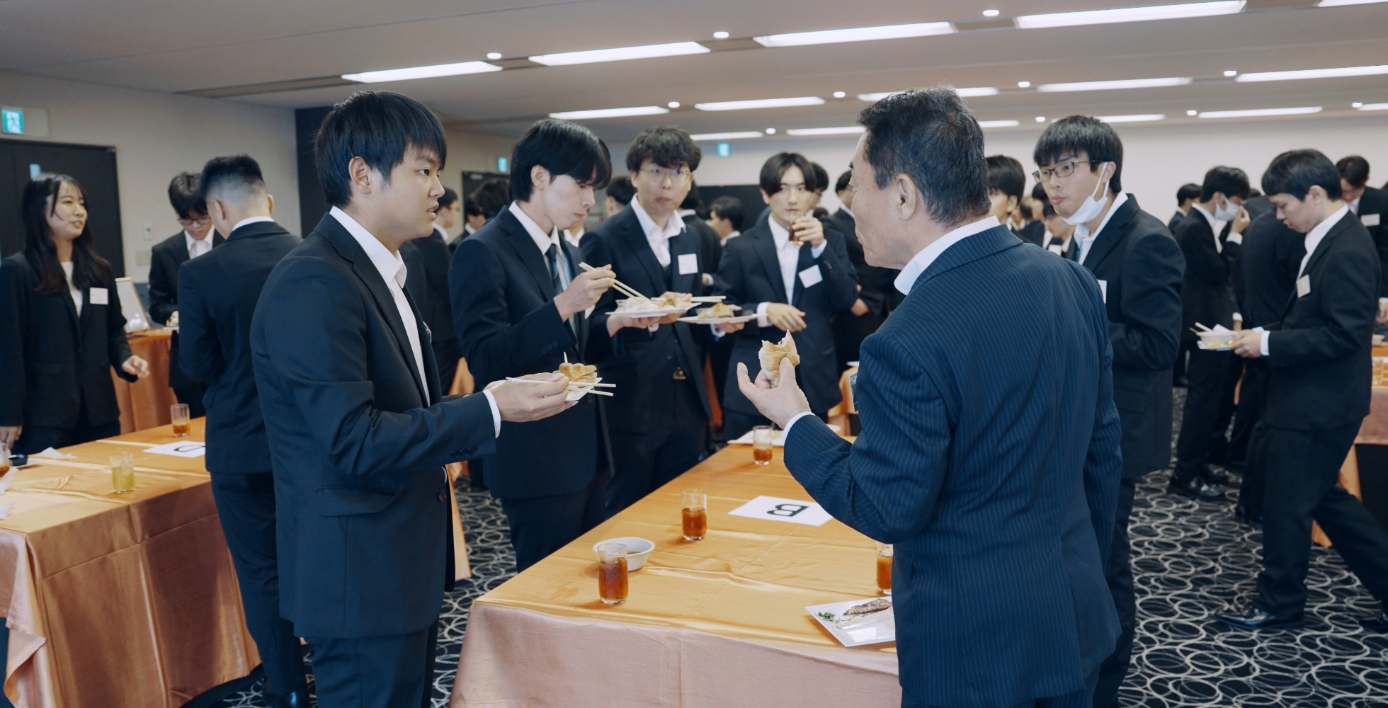 笑い声が絶えない懇親会の様子①