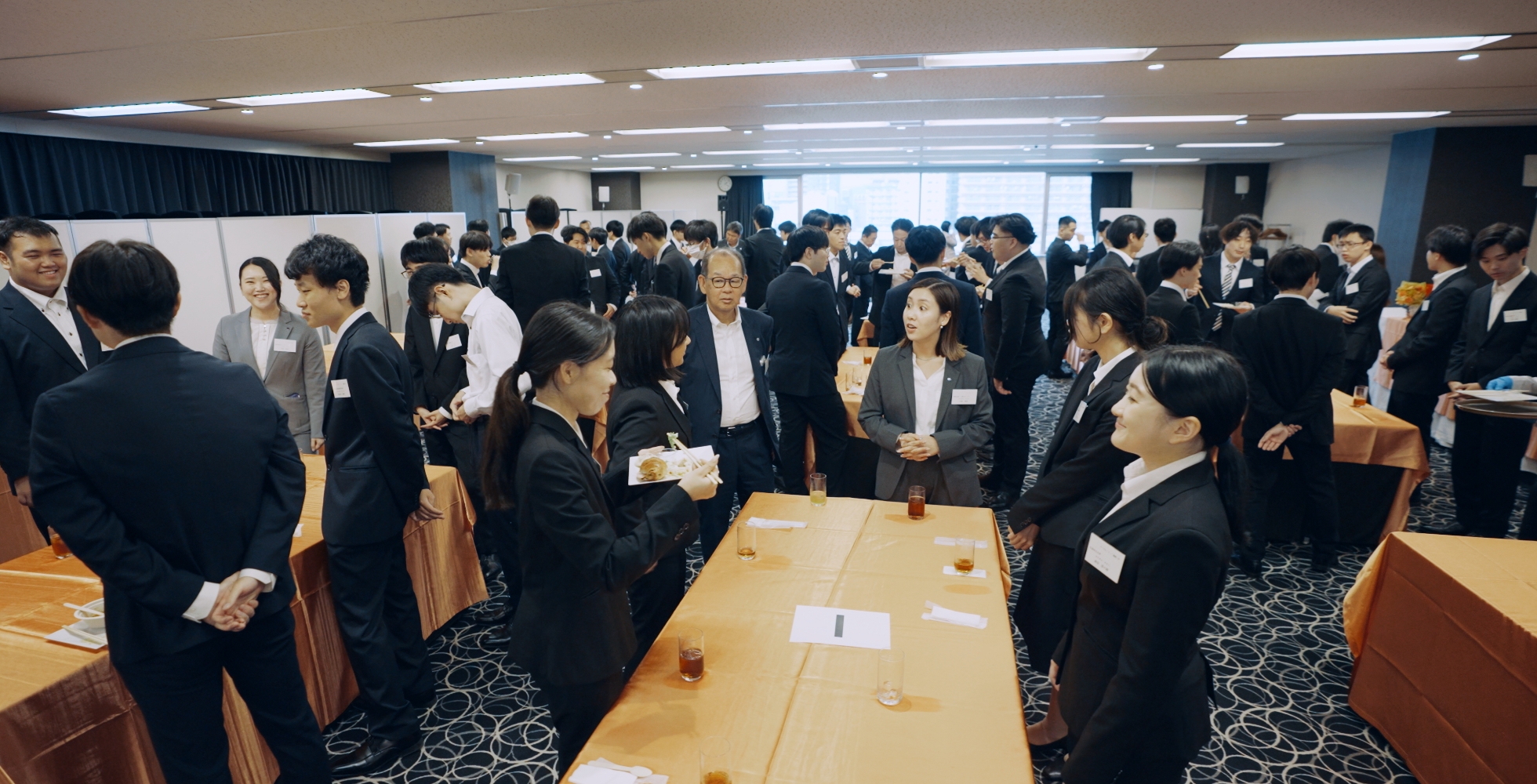 笑い声が絶えない懇親会の様子②