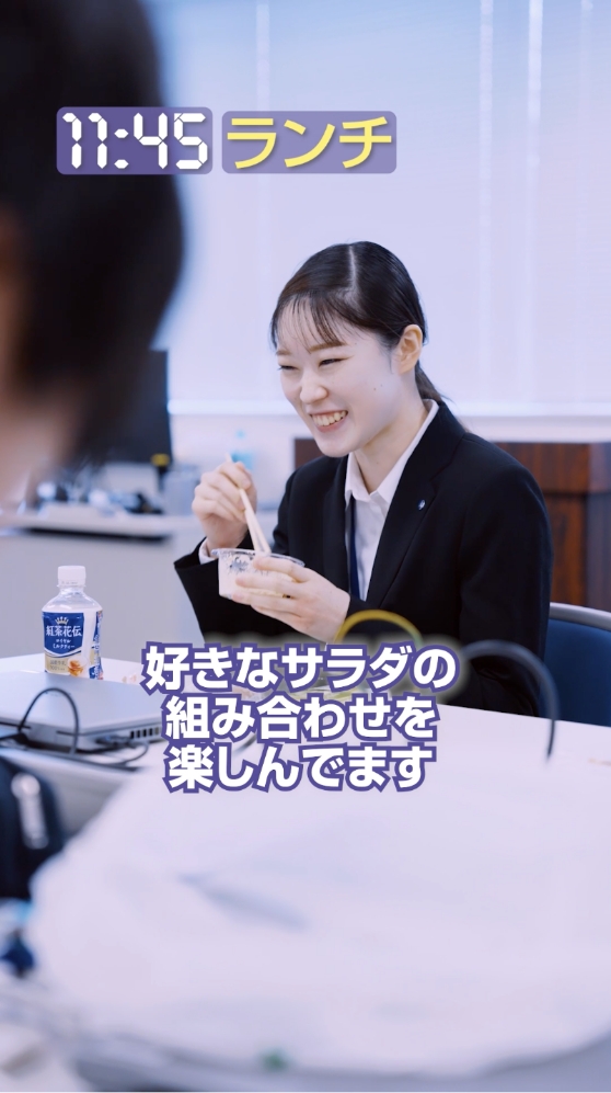 ランチの様子「好きなサラダの組み合わせを楽しんでます」